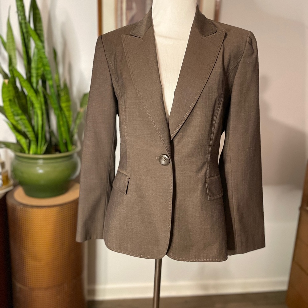 Brown Tahari Blazer. 8P